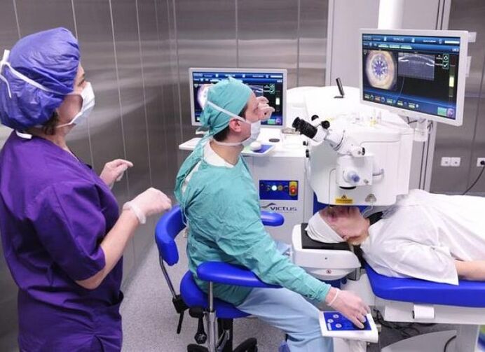 Voor netvliesscheuren wordt lasercoagulatie uitgevoerd